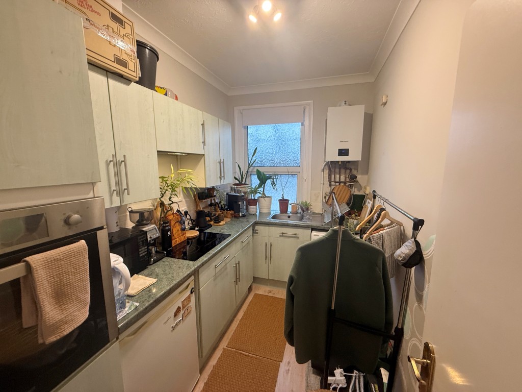Lot: 61 - BLOCK OF FIVE FLATS FOR INVESTMENT IN TOWN CENTRE - Flat 4 kitchen